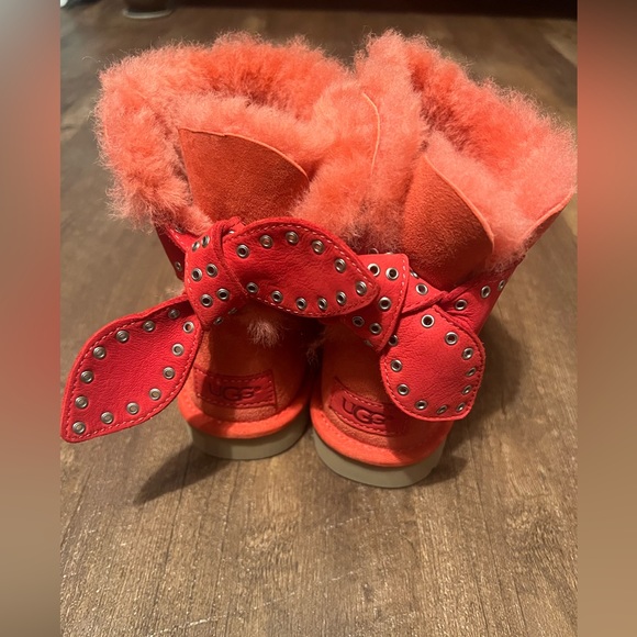 Never Worn Ted Suede UGGS Booties with Faux Fur Lining. Size 6 - Picture 3 of 5